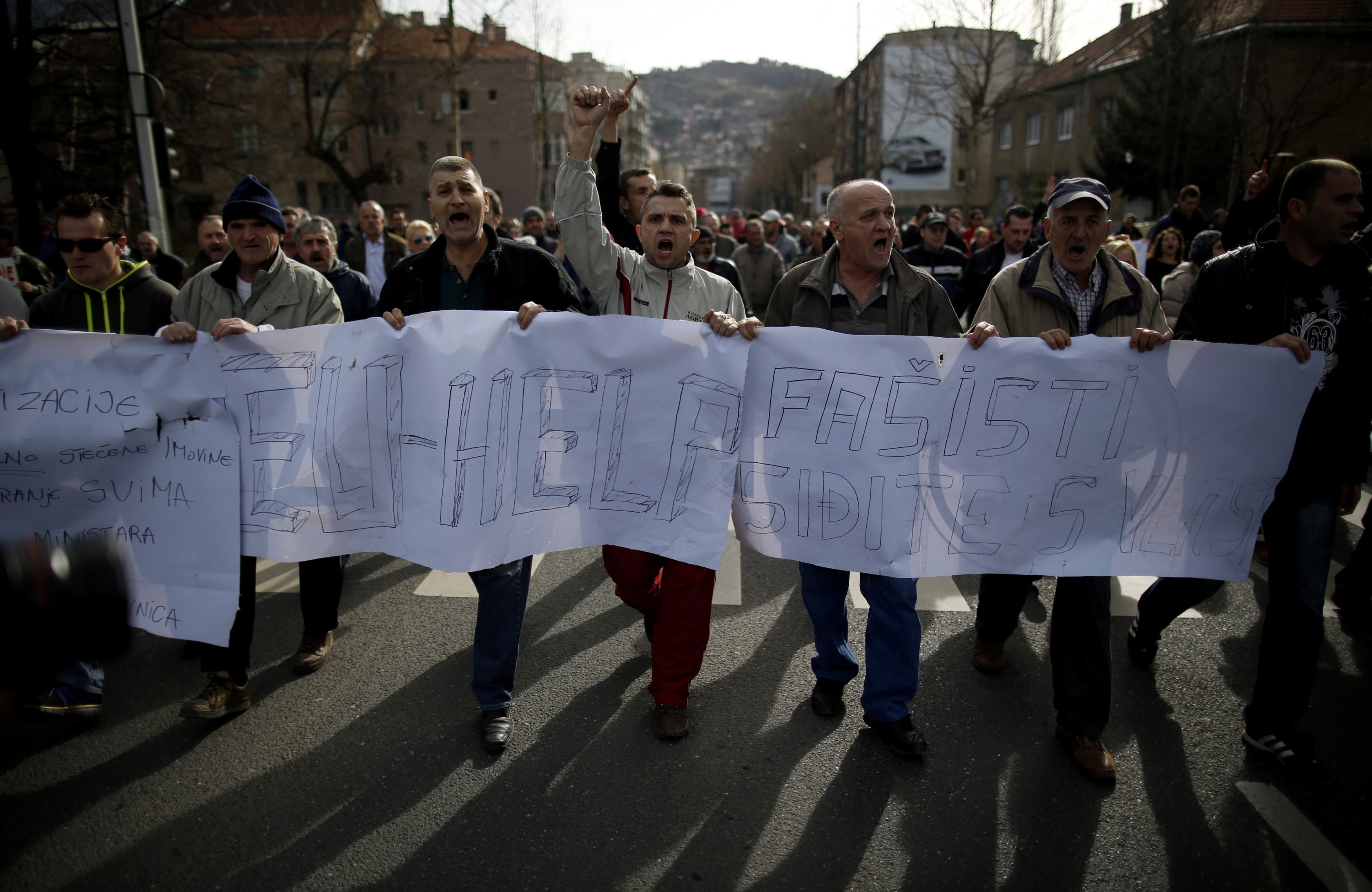 Συνεχίζονται οι διαδηλώσεις στο Σαράγεβο – Δεκτά έγιναν τα αιτήματα των πολιτών από την τοπική Βουλή