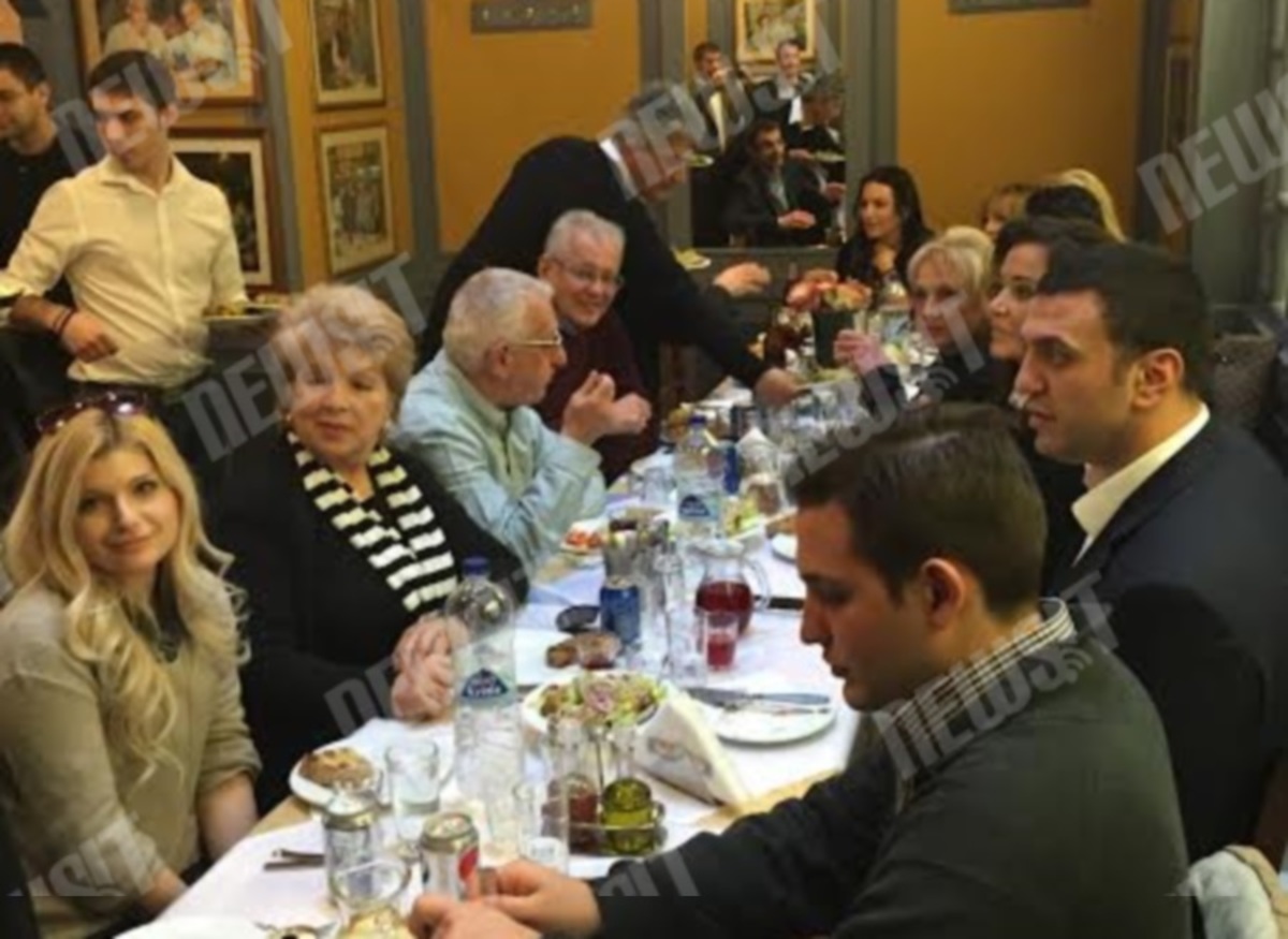 “Γαλάζιοι” βουλευτές απολαμβάνουν το φαγητό τους στο Μοναστηράκι