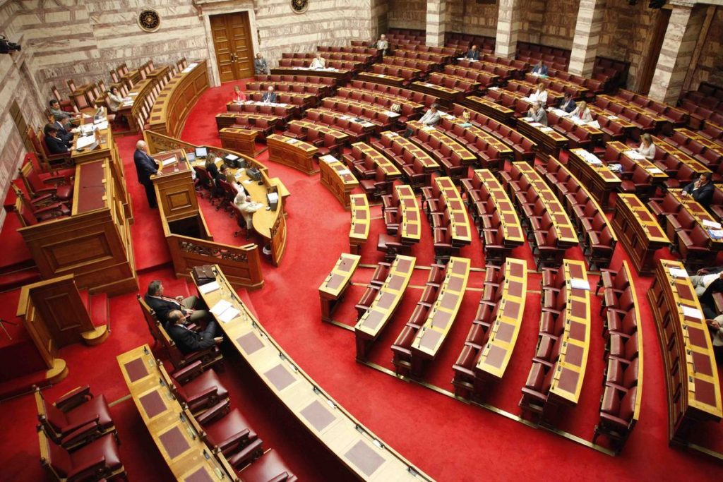 “Σφυροκόπησαν” την κυβέρνηση στη Βουλή – Επιμένουν πως οι απεργίες είναι διαπραγματευτικό όπλο