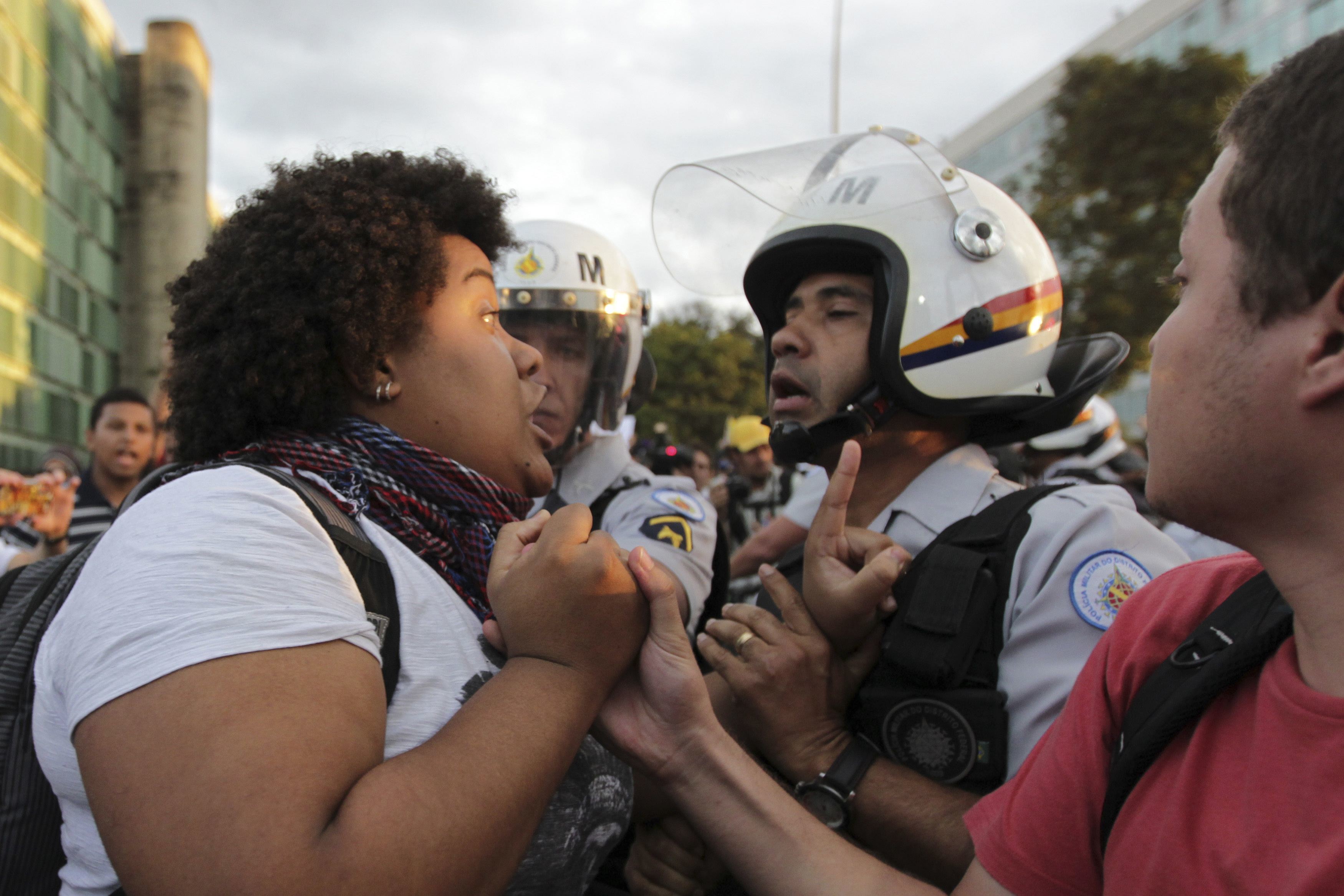 «Μην έρθετε στο Μουντιάλ!» – Χιλιάδες στους δρόμους της Βραζιλίας, σοβαρά επεισόδια (ΦΩΤΟ)