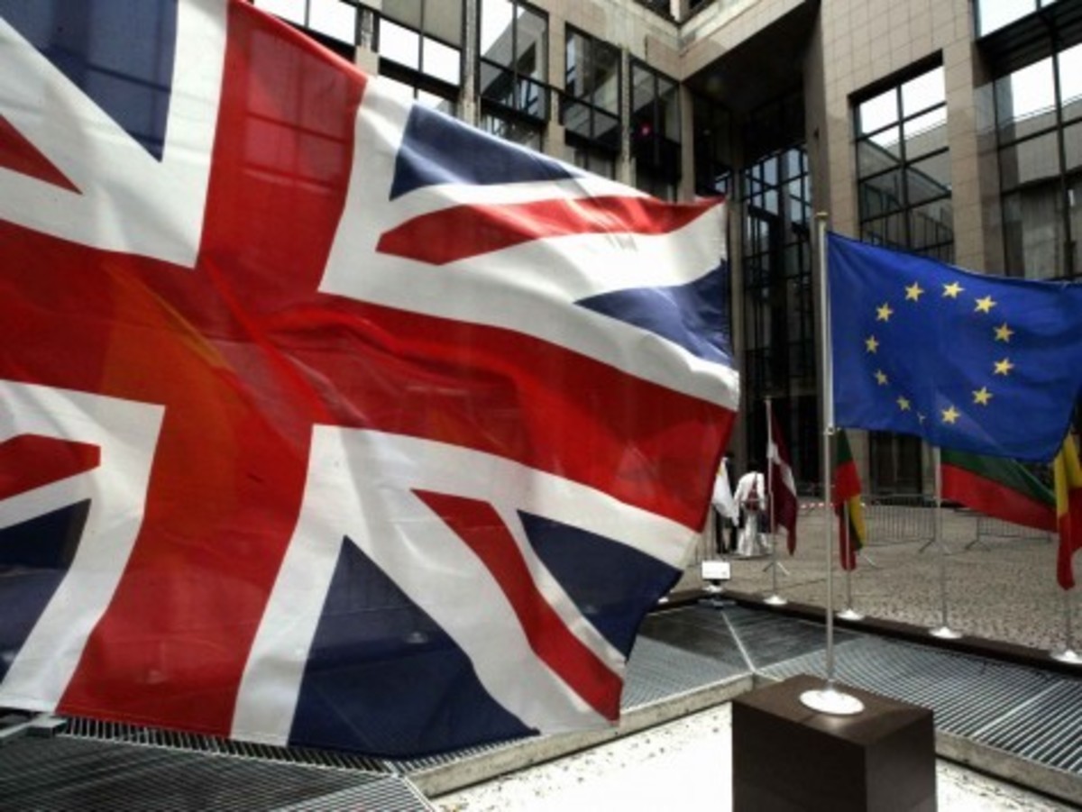 Brexit – Άρχισαν τα όργανα: Η Moody’s προειδοποιεί και η στερλίνα… βυθίζεται