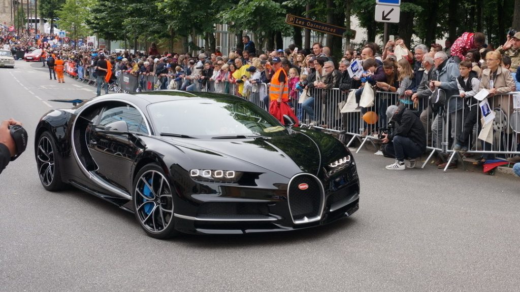 Απίστευτο! H Bugatti Chiron πιο γρήγορη από τα αγωνιστικά του Le Mans! (VIDEO)