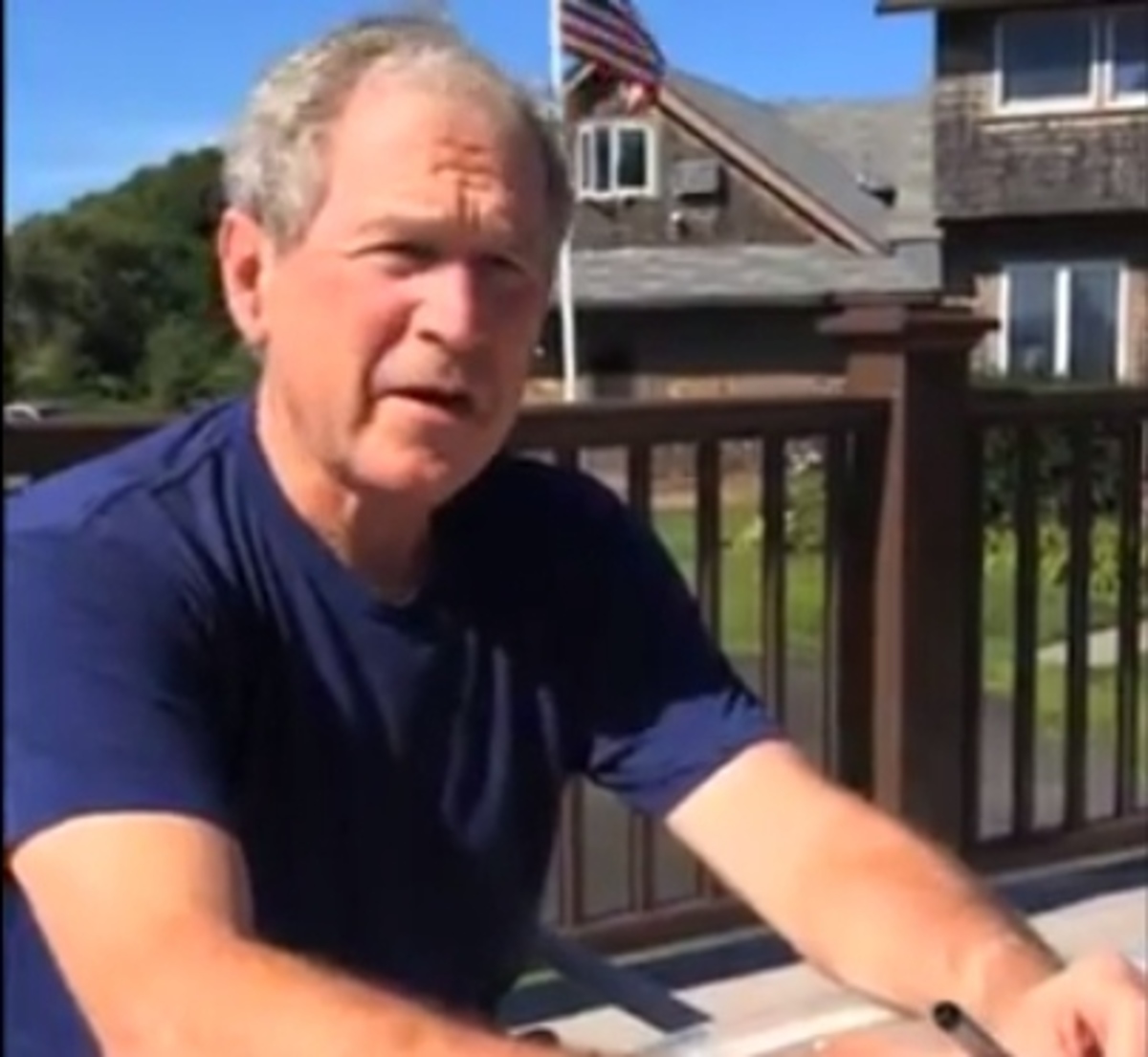 Προσπάθησε να αποφύγει το μπουγέλωμα ο Μπους, αλλά δεν τα κατάφερε! (VIDEO)