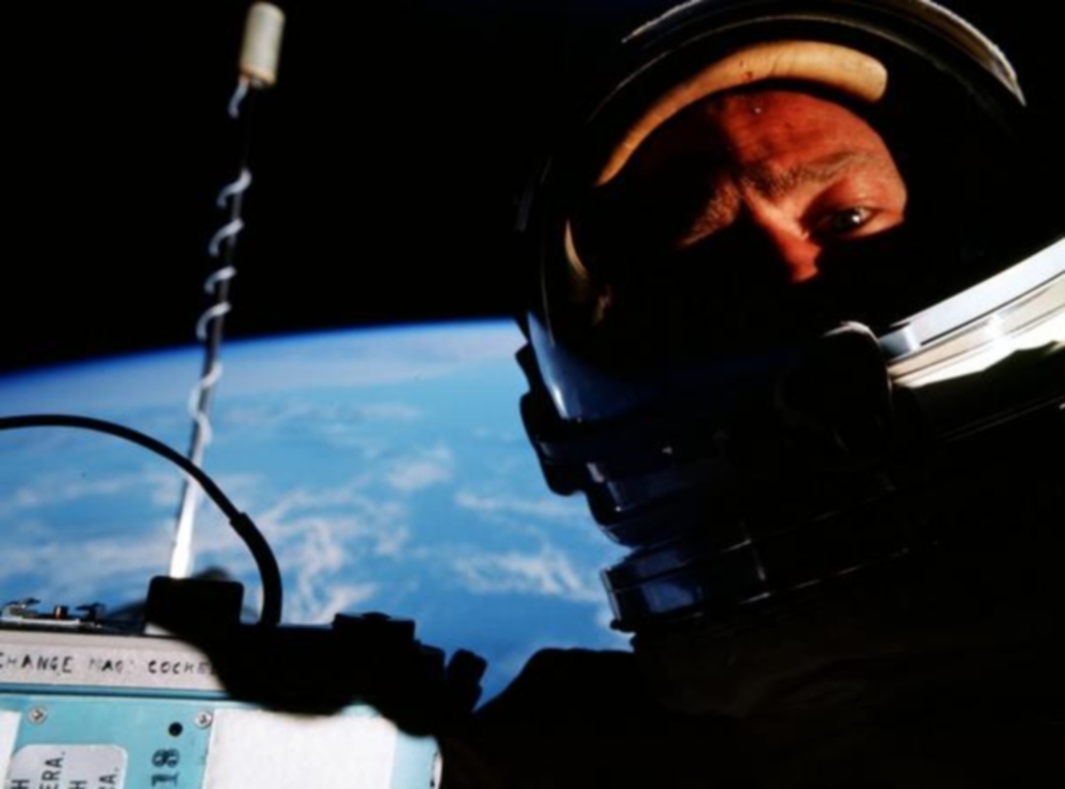 Ήταν αυτή η πρώτη selfie στο διάστημα; (φωτο)