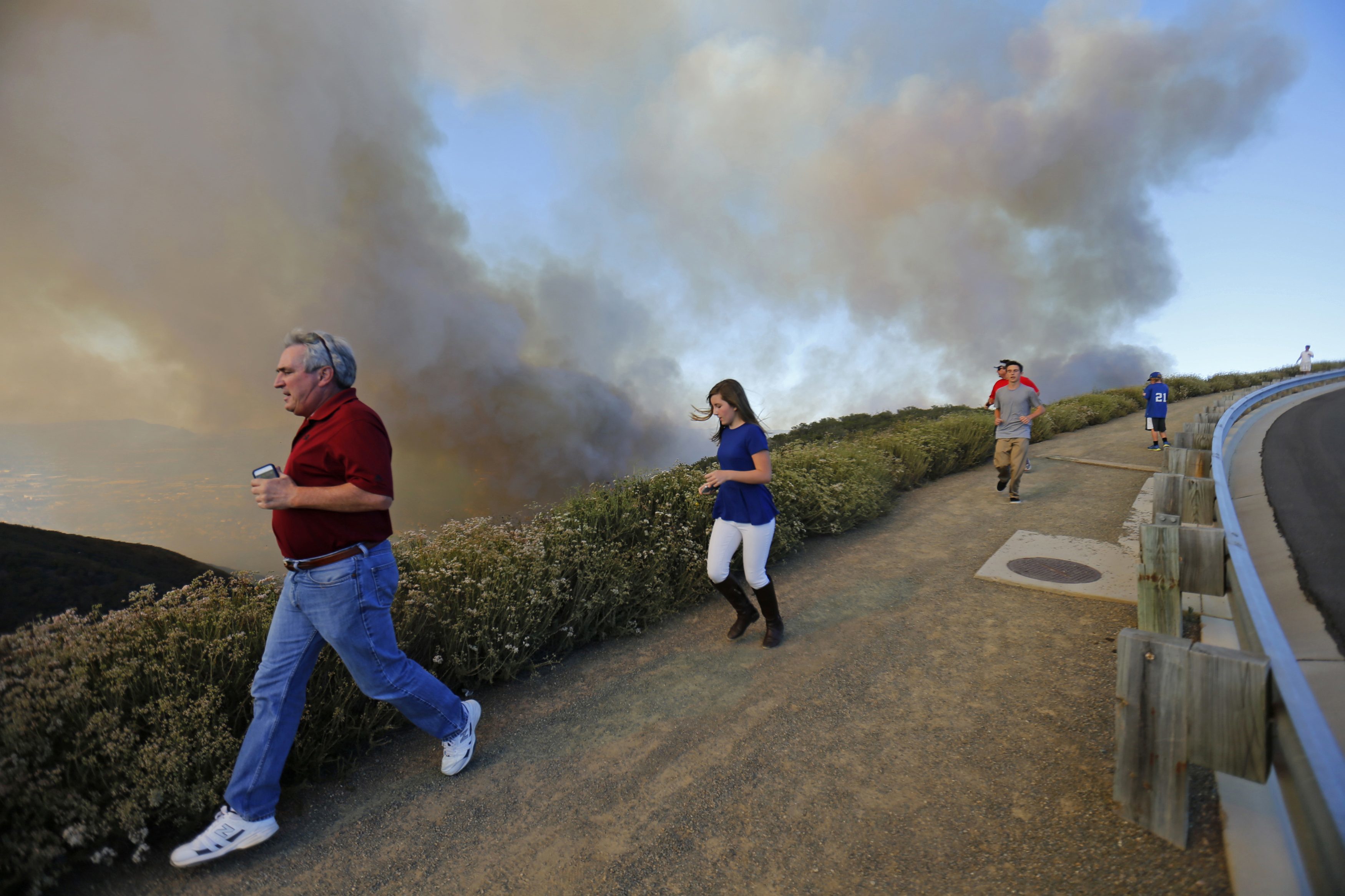 Κόλαση φωτιάς στην Καλιφόρνια! Χιλιάδες εγκαταλείπουν τα σπίτια τους (ΦΩΤΟ)