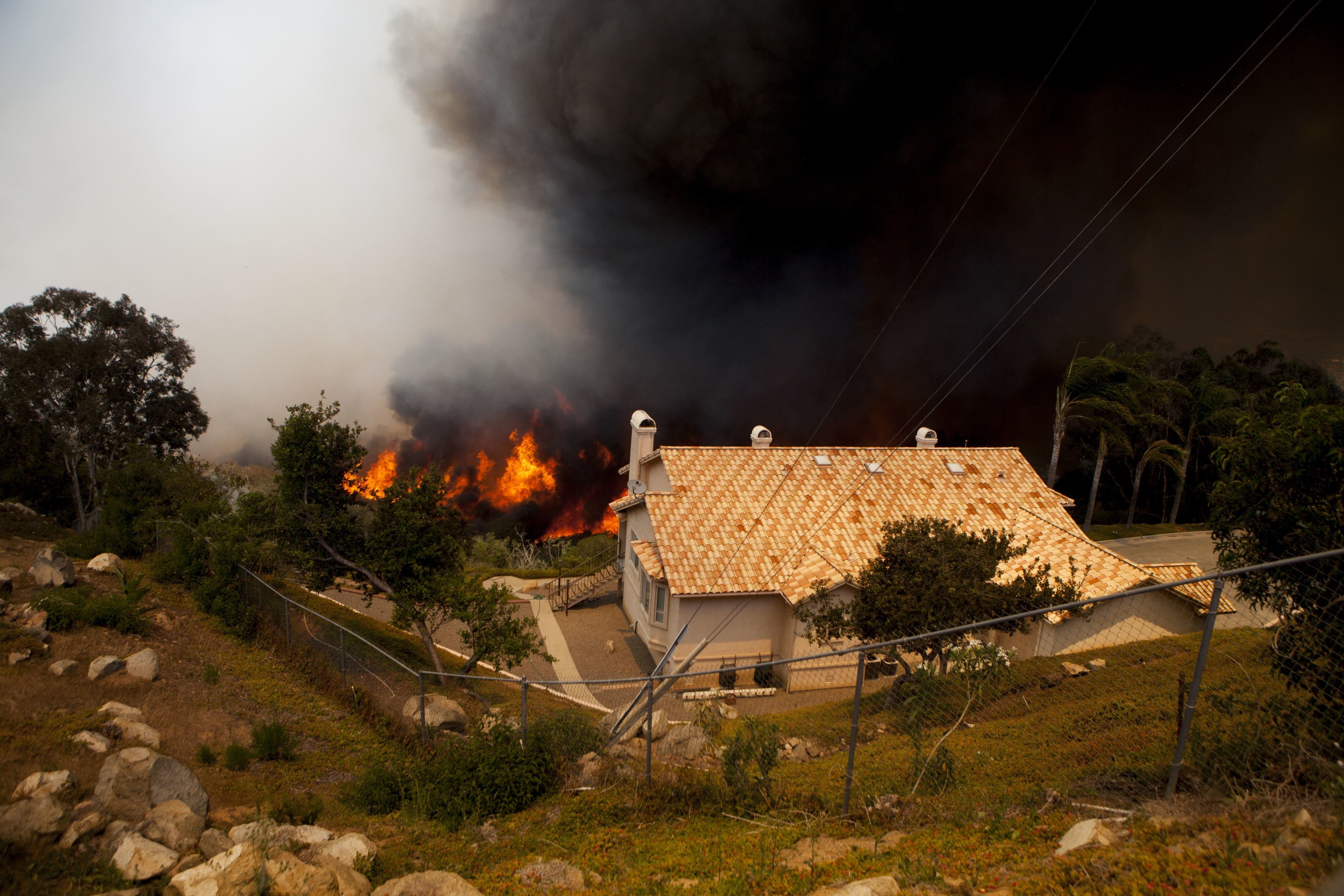 Ένας νεκρός από τις πυρκαγιές που μαίνονται στην Καλιφόρνια