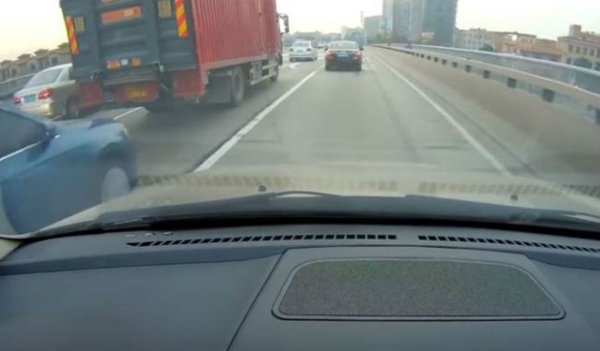 Αυτό συμβαίνει όταν δύο ασυνείδητοι οδηγοί συναντιούνται στο δρόμο! (ΒΙΝΤΕΟ)