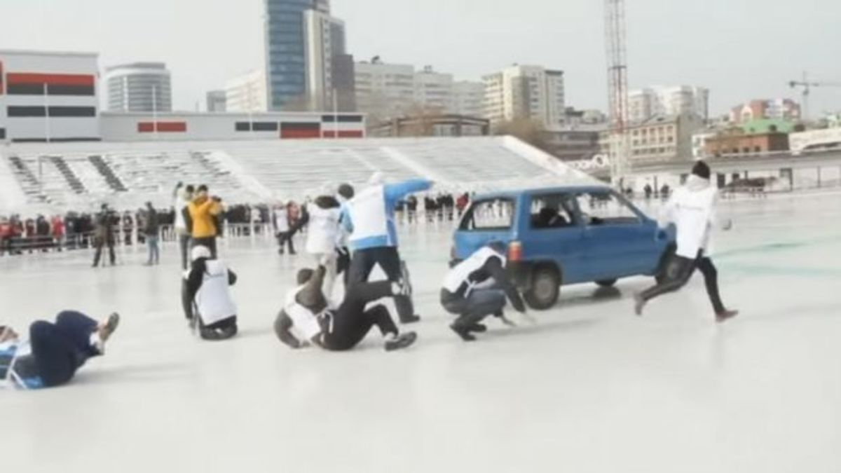 To πρωτάθλημα curling με… αυτοκίνητα, είναι όσο διασκεδαστικό ακούγεται! [vid]