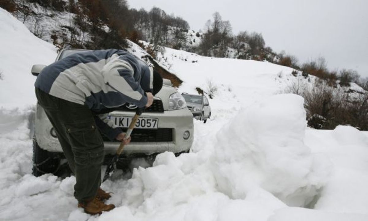 Έρχεται χιονιάς! Είστε σωστά προετοιμασμένοι για να κινηθείτε στους παγωμένους δρόμους; [vid]