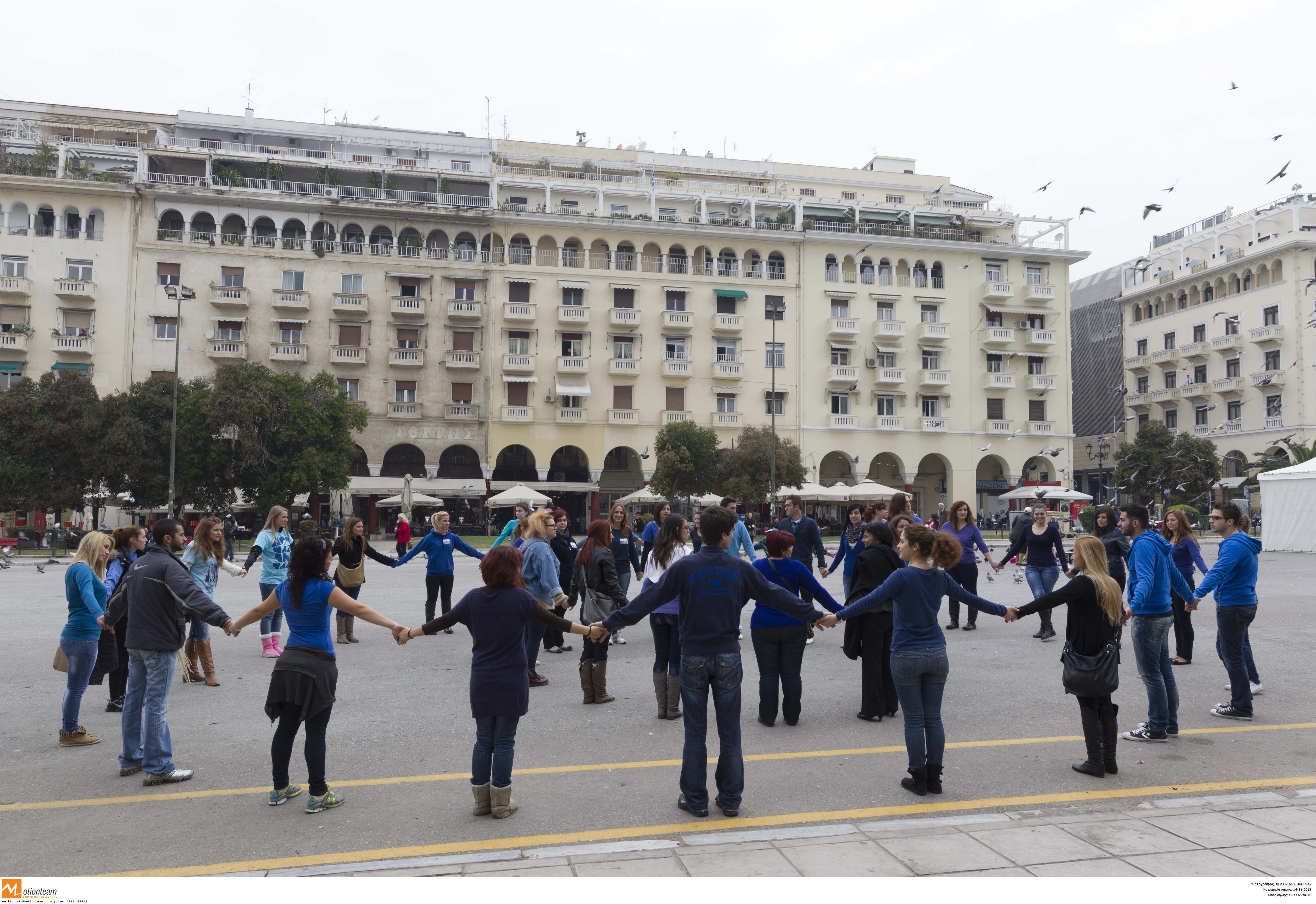 Θεσ/νίκη: Αντιδρούν στην κυβερνητική πολιτική με… ανθρώπινη αλυσίδα