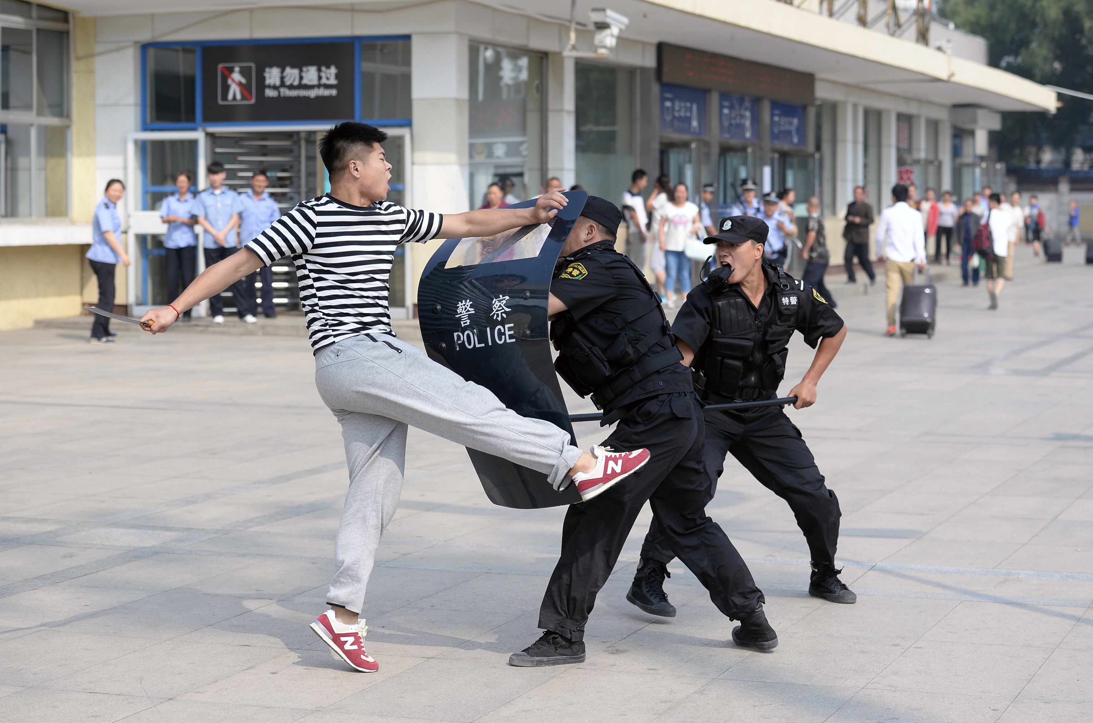 Μακελειό στην Κίνα! “Τρομοκράτες” με μαχαίρια έκαναν ντου σε αστυνομικούς – Δεκάδες νεκροί