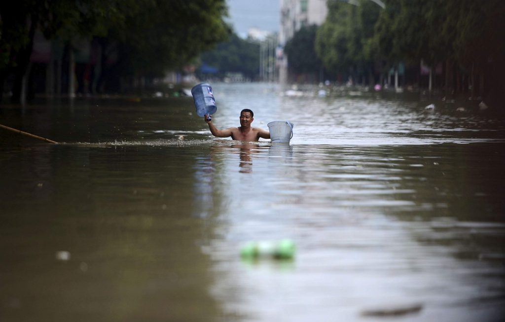 Τουλάχιστον 56 άνθρωποι έχασαν τη ζωή τους στις πλημμύρες ΦΩΤΟ REUTERS