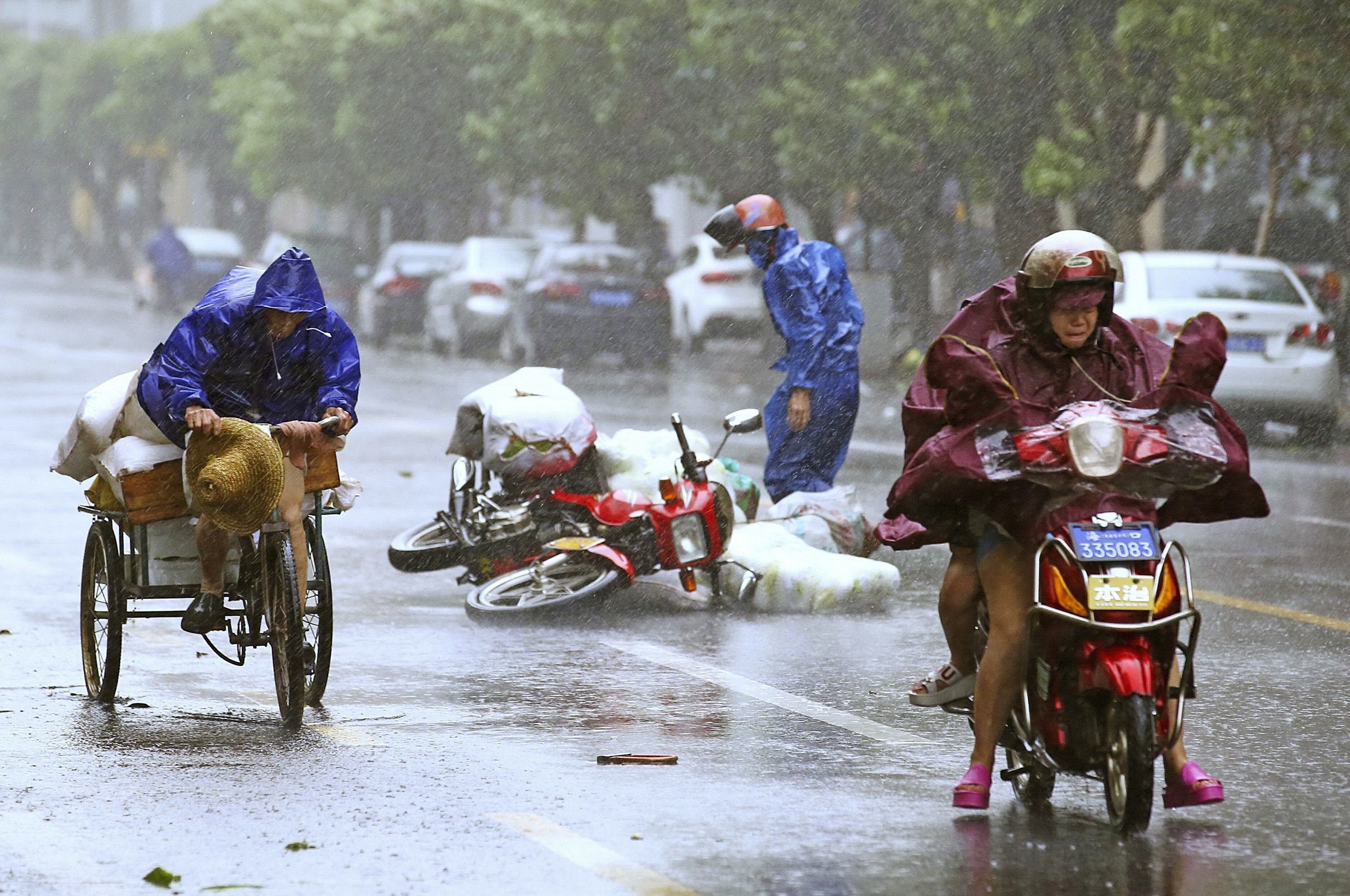 Κίνα: Τους πήρε και τους σήκωσε ο τυφώνας Καλμαετζί (ΦΩΤΟ)