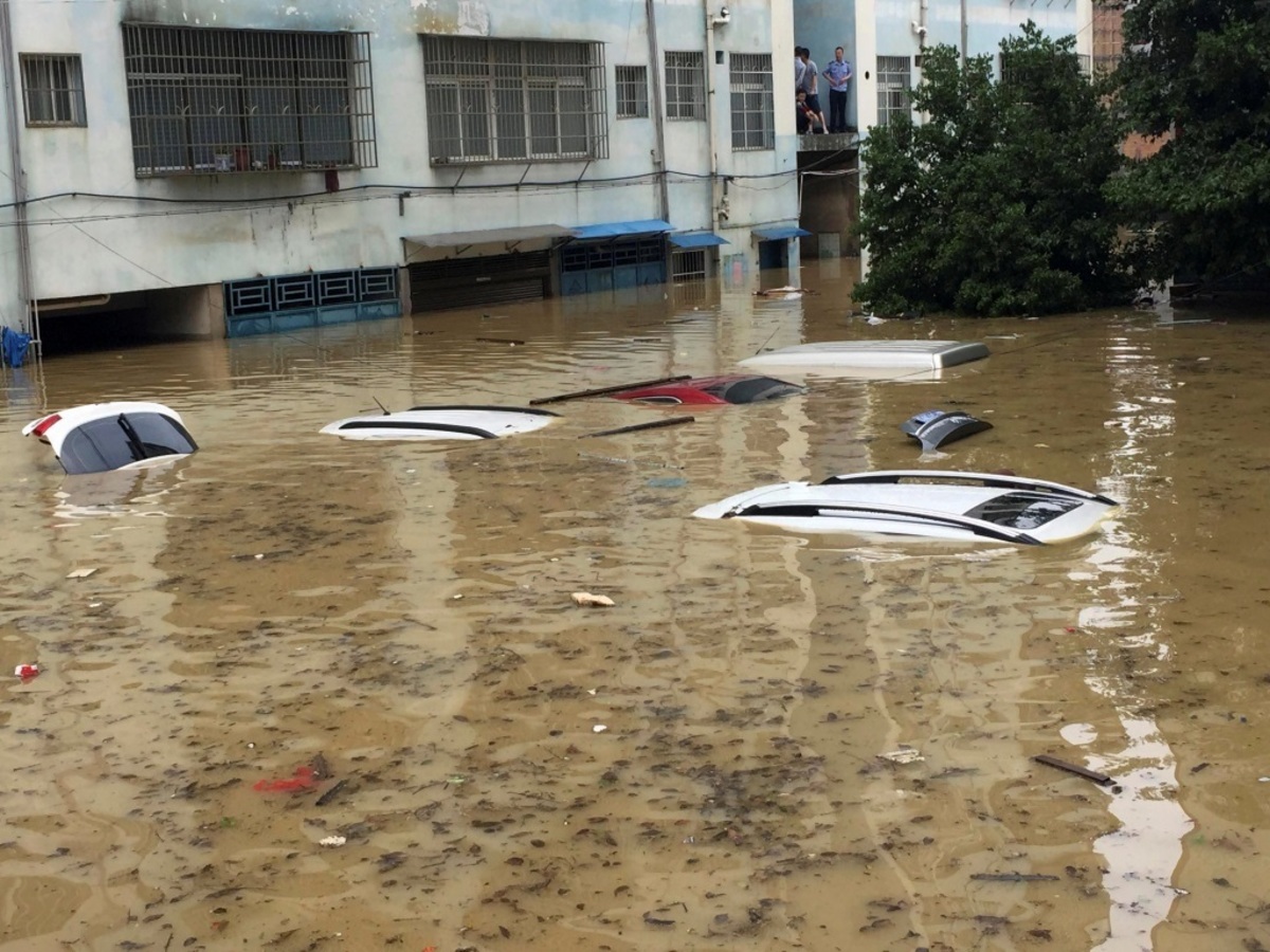 Σφοδρές βροχοπτώσεις στην Κίνα! Πάνω από 250 χωρικοί και τουρίστες εγκλωβισμένοι