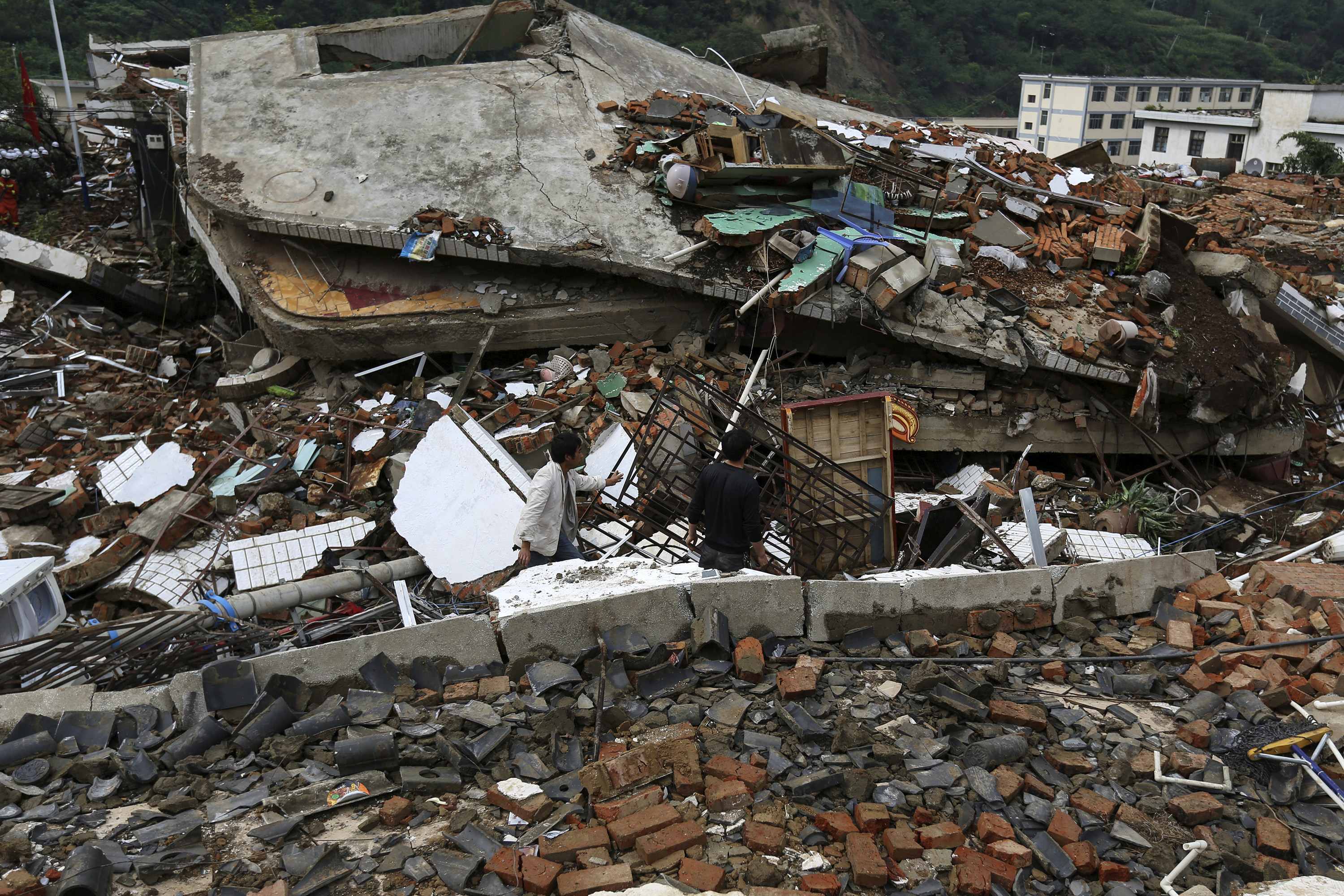 Κίνα: Αυξάνεται συνεχώς ο τραγικός απολογισμός του σεισμού – Περίπου 400 οι νεκροί