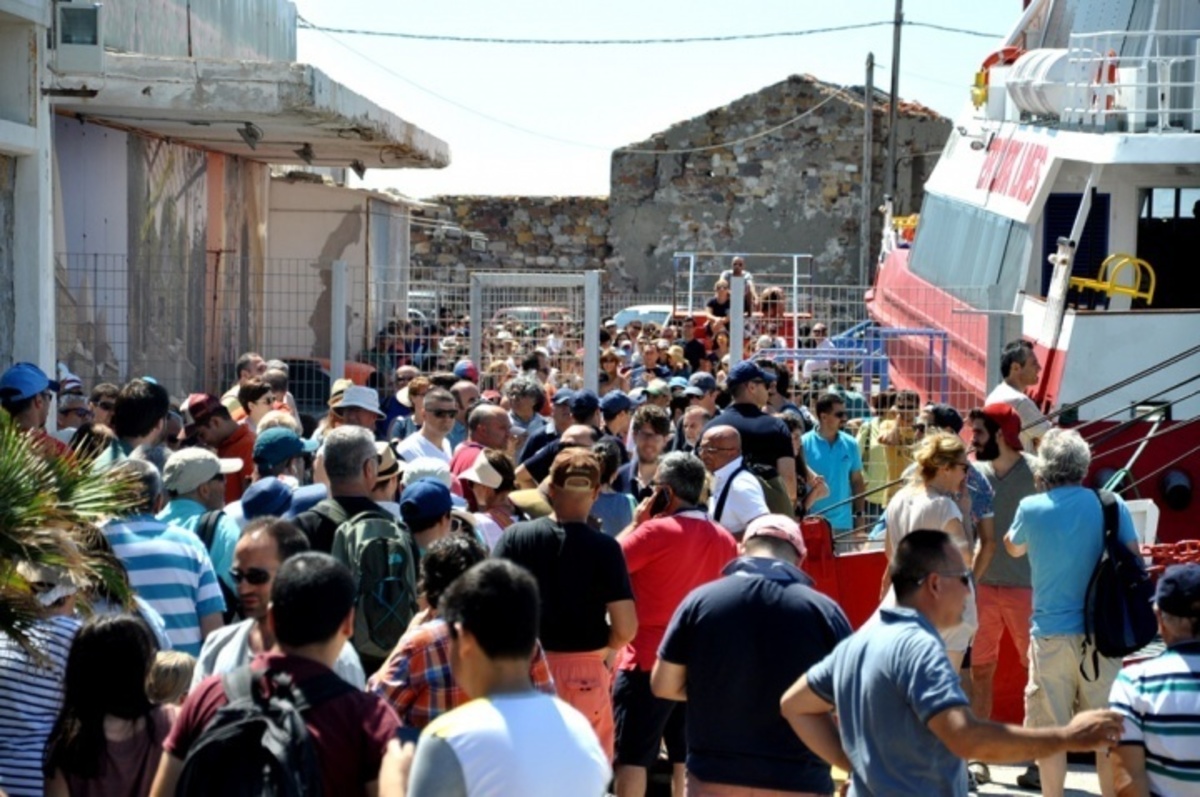 Μας πήραν οι Τούρκοι στο ψιλό! Εγκλωβίστηκαν εκατοντάδες τουρίστες στο τελωνείο Χίου λόγω προβλήματος στον έλεγχο διαβατηρίων