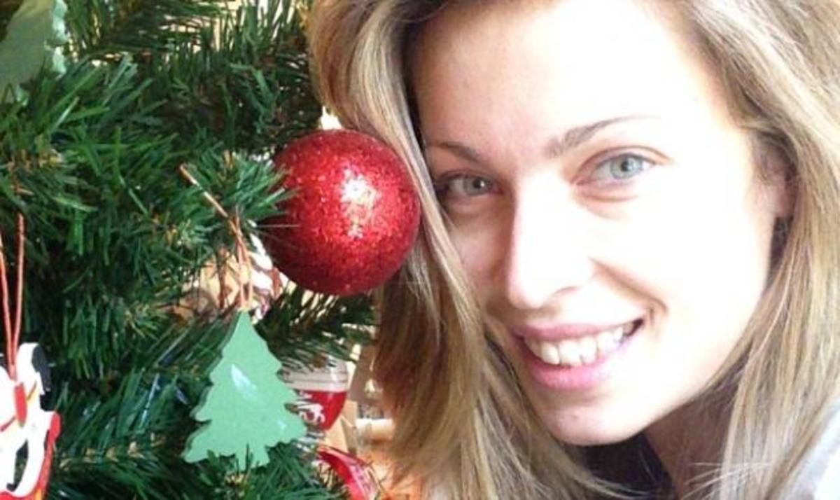 Μ. Χρουσαλά: Στολίζει το χριστουγεννιάτικο δέντρο και εύχεται σε όλους “Καλά Χριστούγεννα”