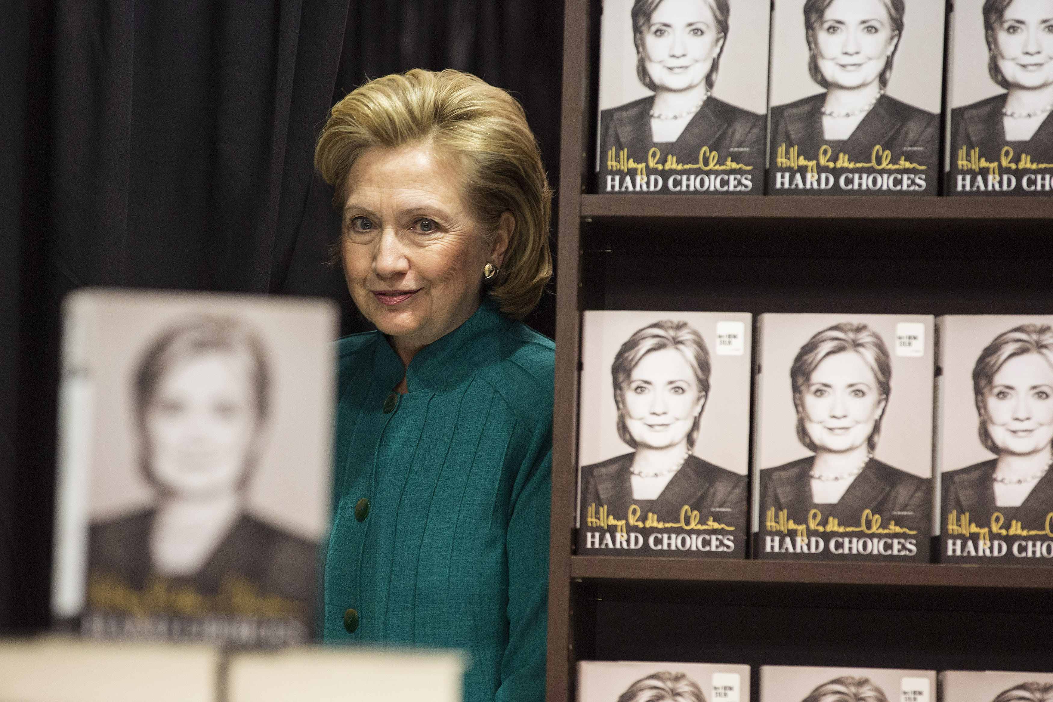 Χιλιάδες αντίτυπα του βιβλίου της υπέγραψε η Χίλαρι Κλίντον στο Τορόντο