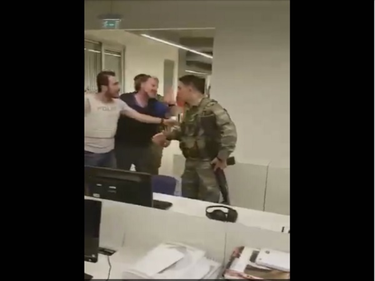 Στρατιώτες συλλαμβάνονται μέσα στο CNN Turk (ΒΙΝΤΕΟ)