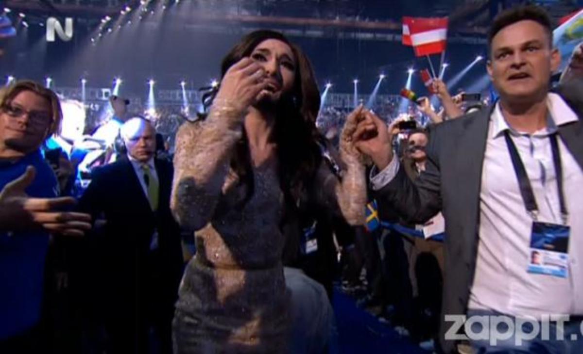 Υποβασταζόμενη στη σκηνή της Eurovision η Conchita!