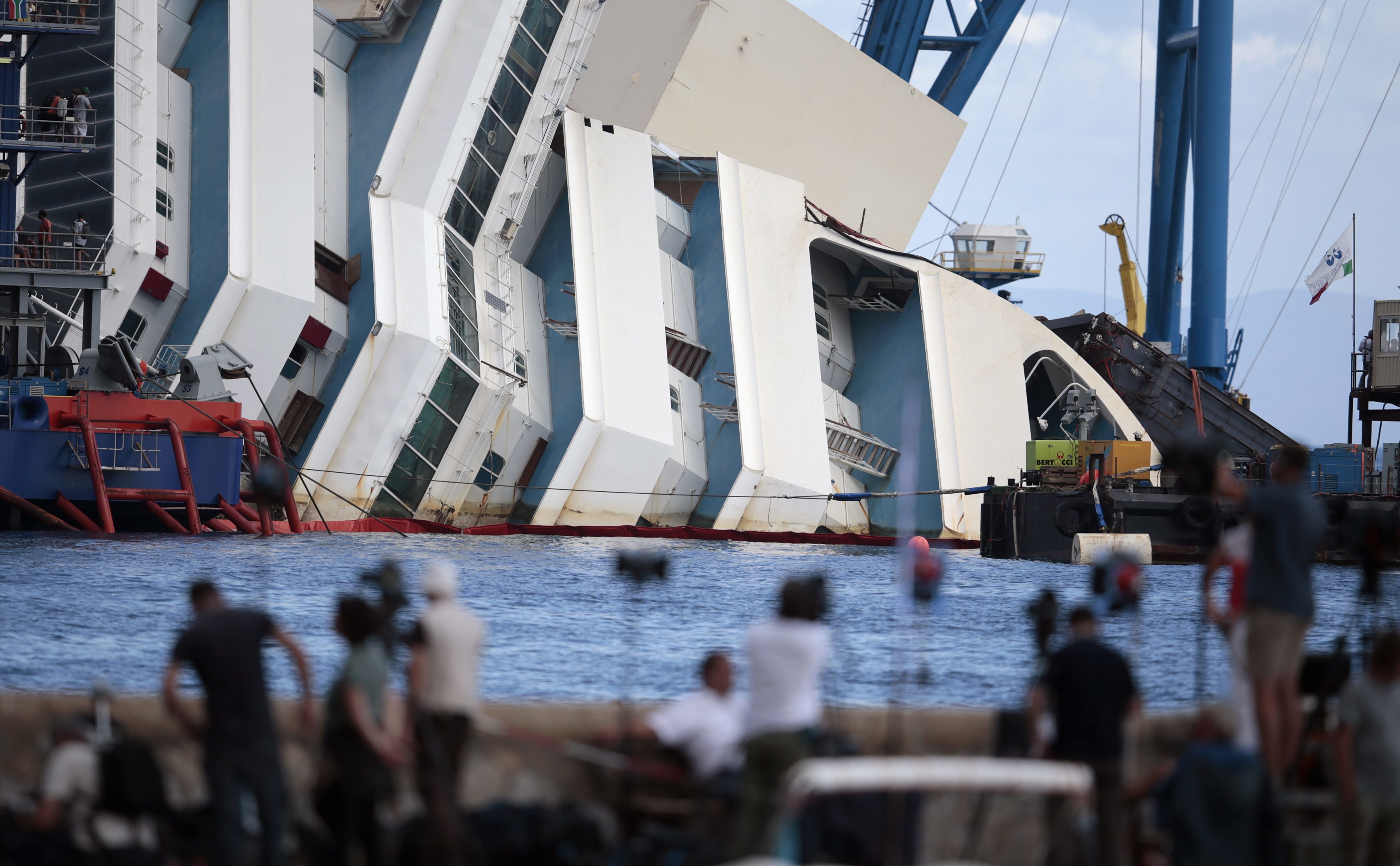 «Σήκωσαν» το Costa Concordia κατά 3 μοίρες – Σε εξέλιξη η ανέλκυση – ΔΕΙΤΕ LIVE