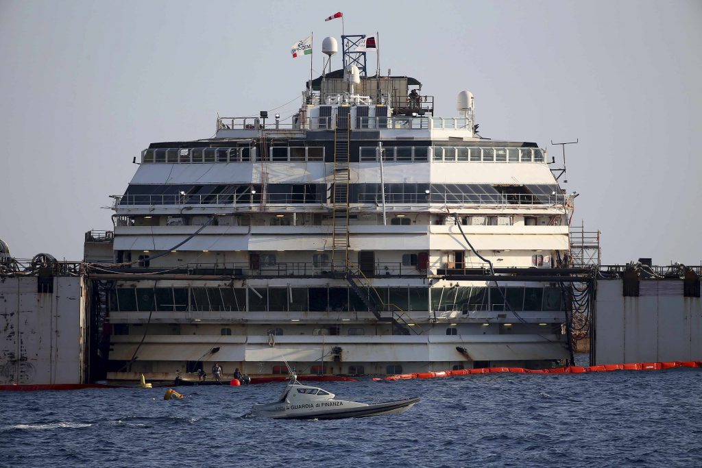 Live η επιχείρηση ρυμούλκησης του Costa Concordia