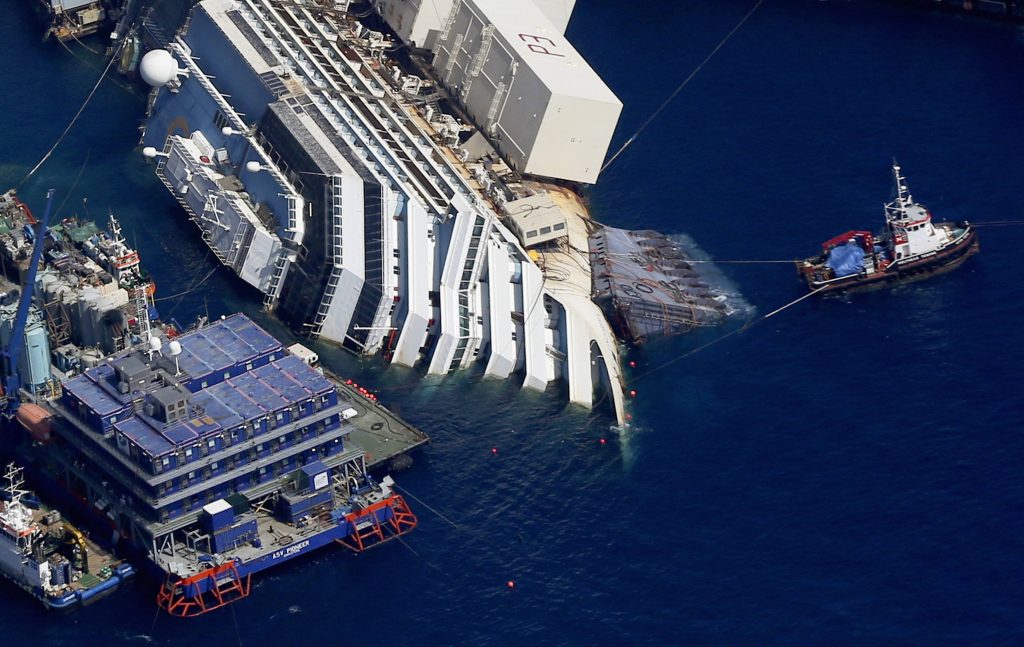 Εντυπωσιακές φωτογραφίες λίγο πριν την ανέλκυση του Costa Concordia