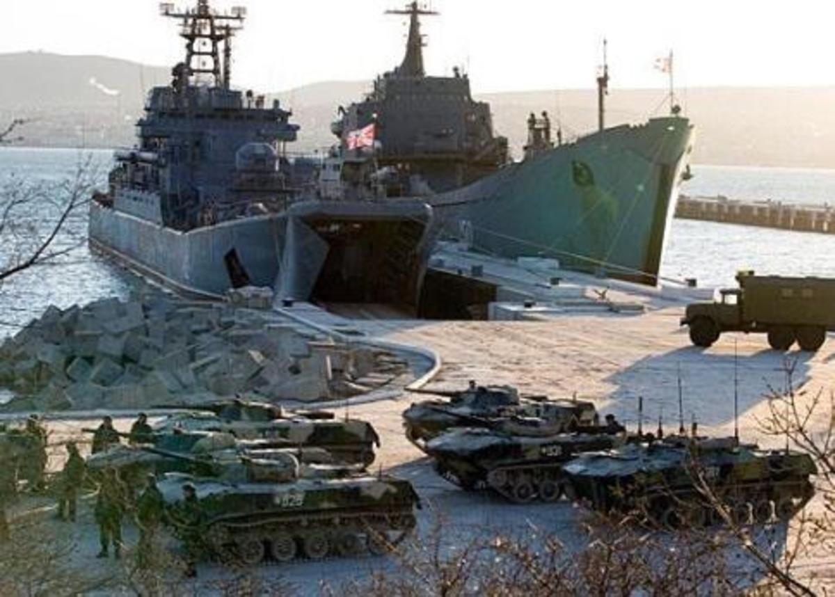 Ετοιμασίες πολέμου! Ρωσικά πολεμικά πλοία “έδεσαν” στην Κριμαία – Διαδηλωτές κατέλαβαν Βουλή και κυβερνείο – Ύψωσαν τη ρώσικη σημαία!