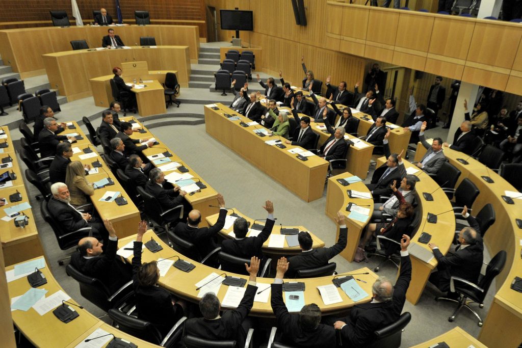 Κύπρος: Στη Βουλή τα ονόματα που απέσυραν καταθέσεις