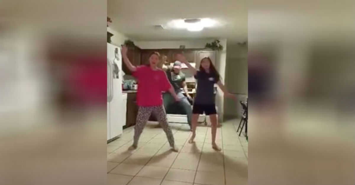 Κατέγραφαν το χορό τους στην κουζίνα, χωρίς να γνωρίζουν ότι ο μπαμπάς τους βρισκόταν από πίσω!