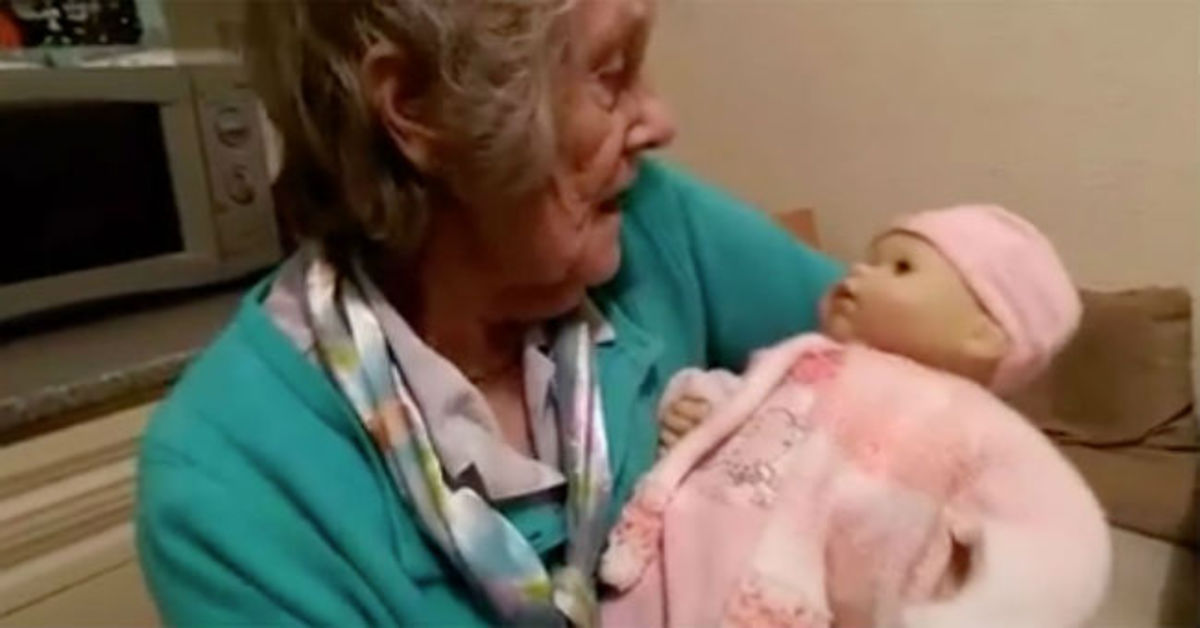 Η αντίδραση της γιαγιάς με άνοια που πήρε ως δώρο μια κούκλα!