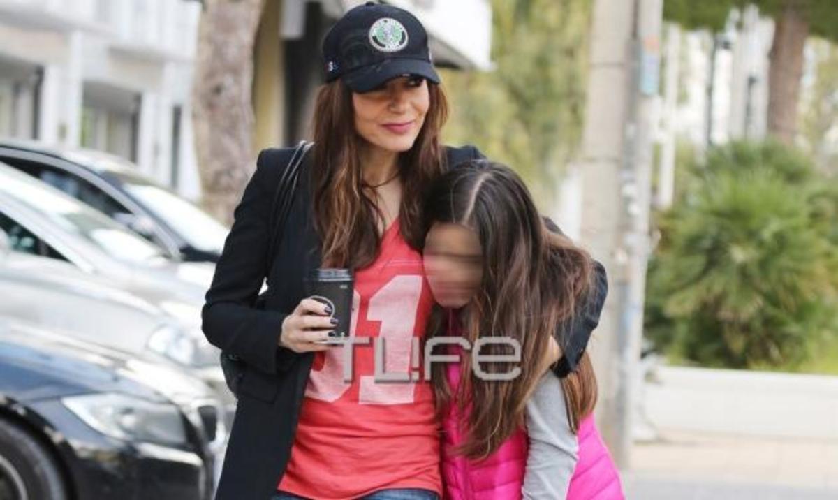 Δ. Βανδή: Βόλτα στην Γλυφάδα αγκαλιά με την κόρη της Μελίνα!
