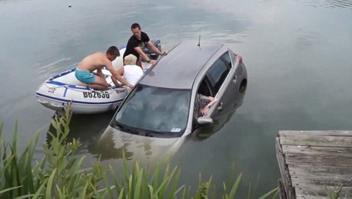 Συγκλονιστικό video: Ηλικιωμένοι έπεσαν σε λίμνη και τους έσωσαν την τελευταία στιγμή