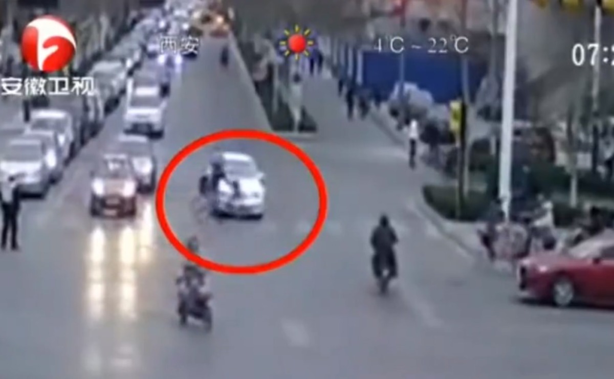 Βίντεο σοκ! Μεθυσμένος οδηγός παρέσυρε ποδηλάτη και τροχονόμο!