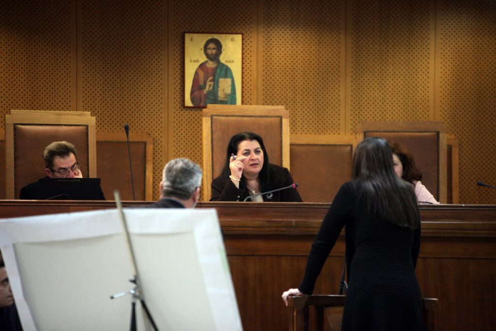 Δίκη Χρυσής Αυγής: Μετά τη μαχαιριά αστυνομικοί τραβούσαν τον Φύσσα αντί τον δολοφόνο, γιατί ήταν… πιο “ψηλό παλικάρι”