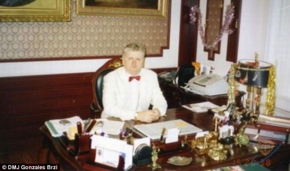 Ο Δον Μίλισαβ Χουάν Γκονζάλες Μπρζί (καθαρόαιμος σέρβος όπως άλλωστε φαίνεται και από το όνομά του) στο γραφείο του!
