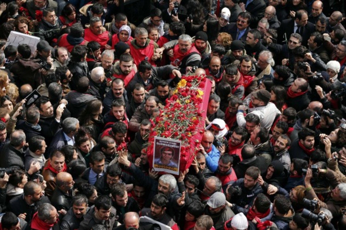 Τουρκία: Δεκάδες χιλιάδες στην κηδεία του 15χρονου που σκοτώθηκε από την αστυνομία
