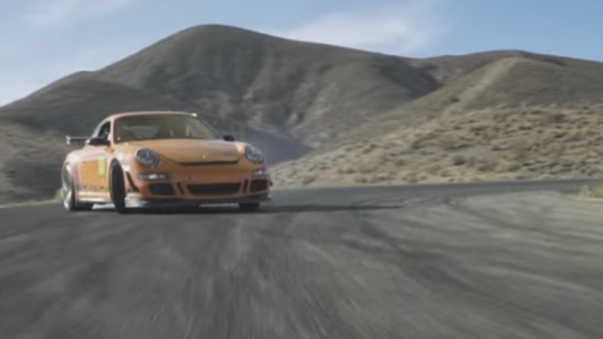 Μια Porsche 911 GT3 RS σε… ντριφτ και οδηγική τεχνική με τα πόδια χιαστί! (VIDEO)