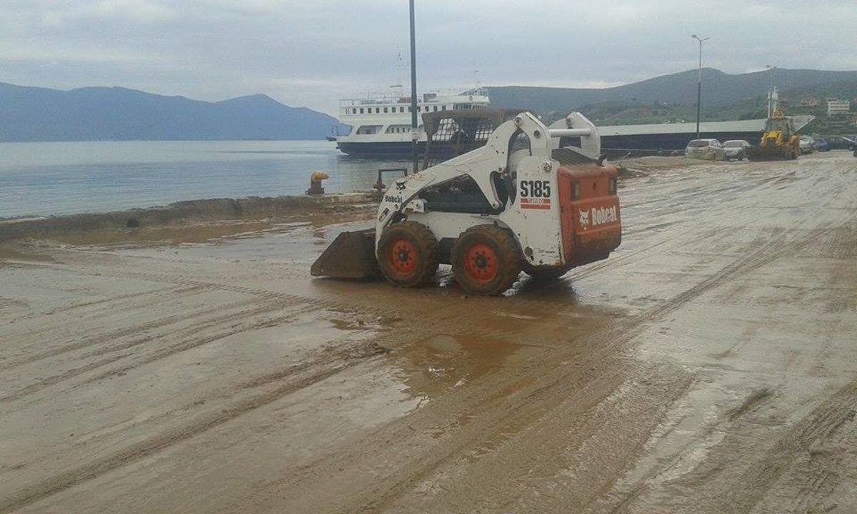 Tα μηχανήματα καθαρίζουν τις λάσπες στον κεντρικό παραλιακό δρόμο - ΦΩΤΟ από το LamiaReport