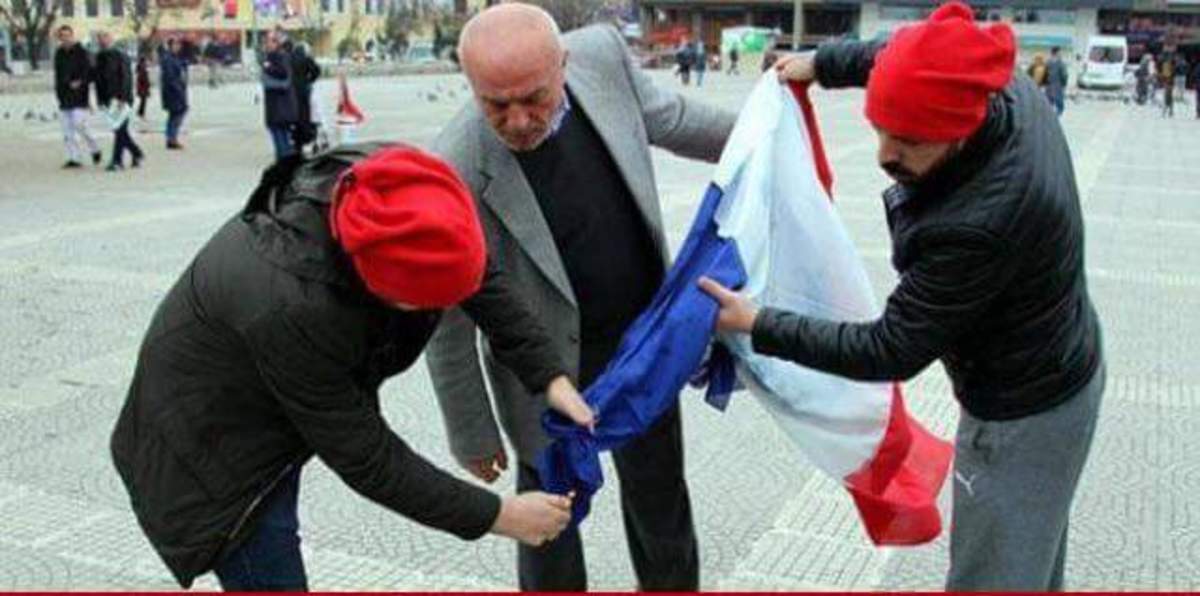 Επική γκάφα! Τούρκοι έκαψαν τη γαλλική αντί για την ολλανδική σημαία! [vid]