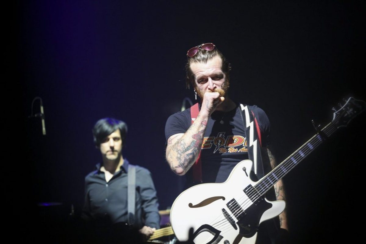 Παρίσι: Οι Eagles of Death Metal επέστρεψαν για να τελειώσουν τη συναυλία του Bataclan