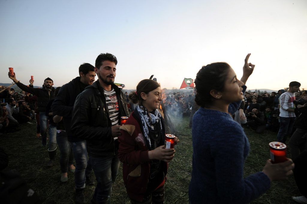 Πρόσφυγες γιόρτασαν τη δική τους “άνοιξη” στην Ειδομένη – Φωτογραφίες