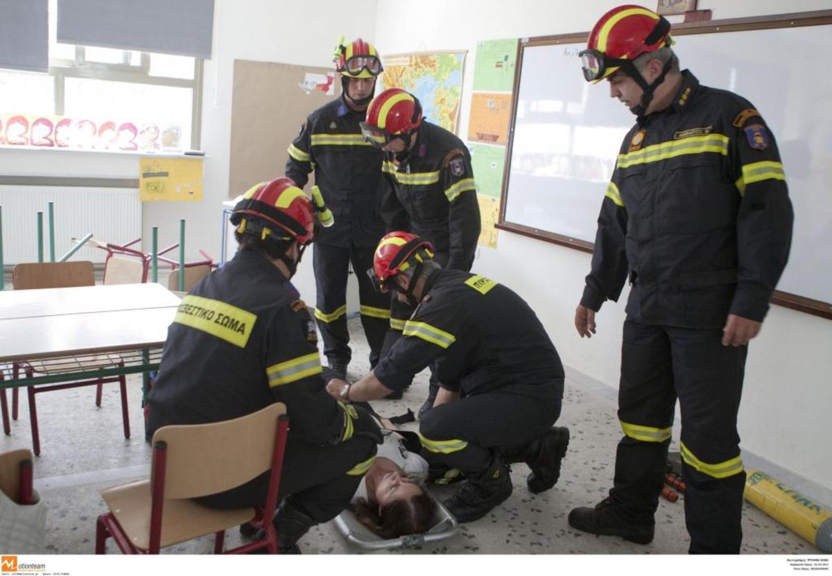 Άσκηση σεισμού σε σχολείο της Καλαμαριάς - ΦΩΤΟ EUROKINISSI