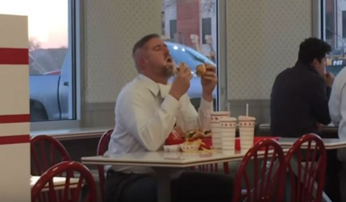 Ξεκαρδιστικό βίντεο: Ο άνδρας που τρώει δίχως αύριο!