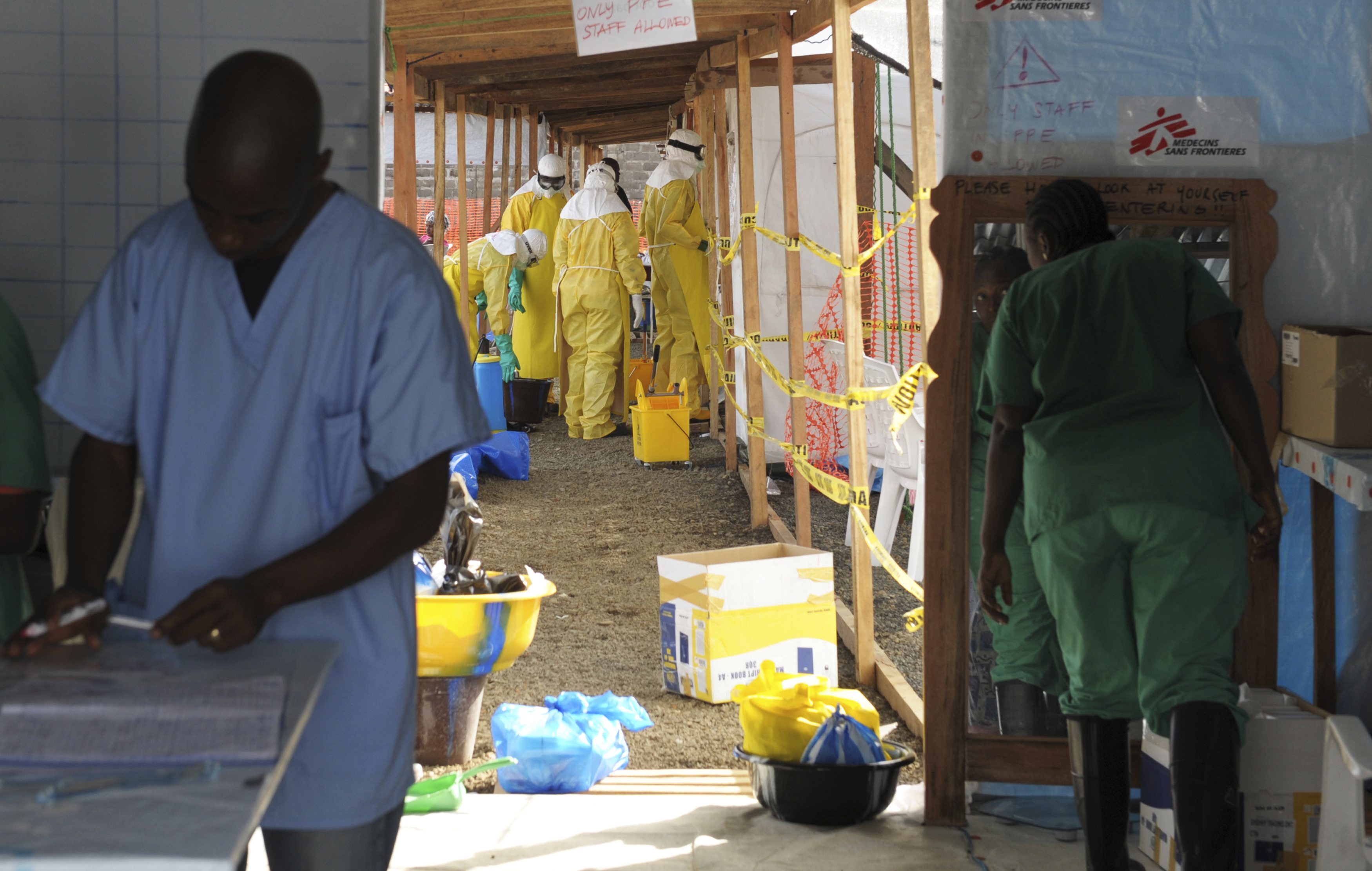 Έμπολα: Ειδικός του ΠΟΥ μολύνθηκε από τον ιό – Έφτασε υλικό στη Λιβερία για την καταπολέμησή του