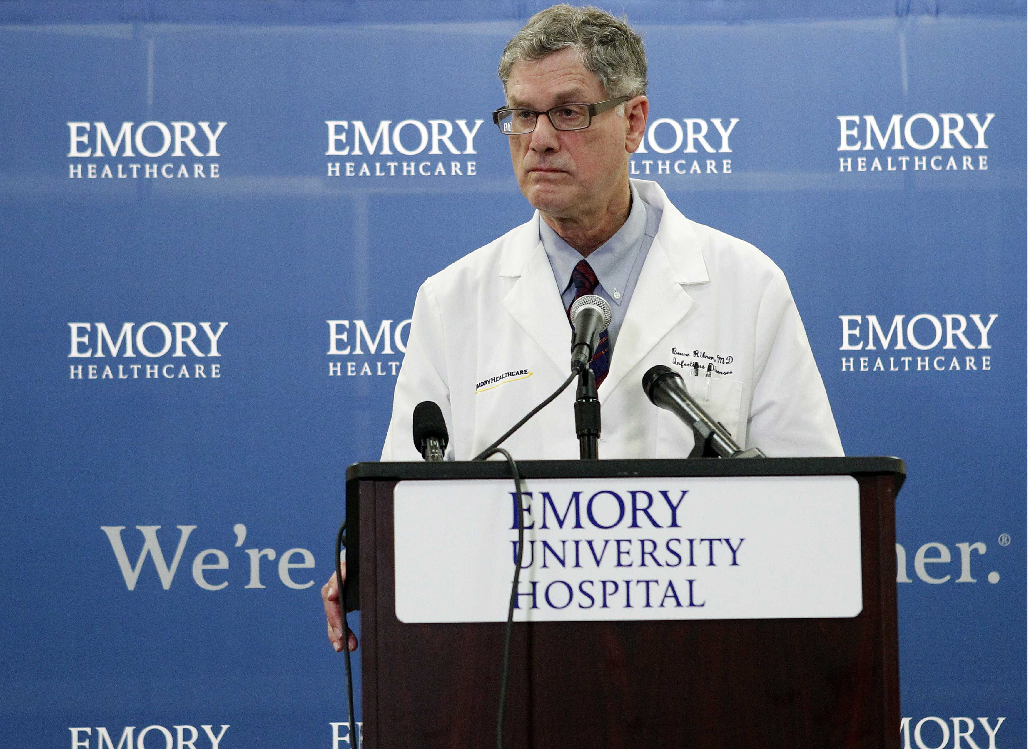 ΗΠΑ: Καλύτερα ο γιατρός που προσβλήθηκε από τον ιό Έμπολα