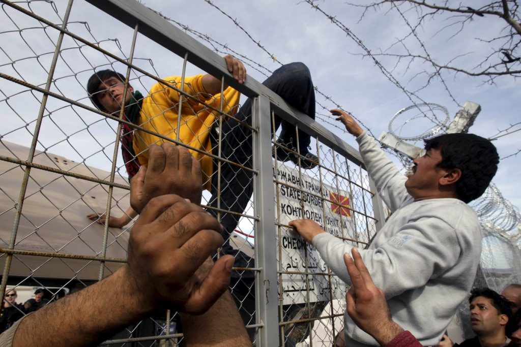 Στο έλεος της Ευρώπης – Εγκλωβισμένοι σε Ειδομένη και Πειραιά χιλιάδες πρόσφυγες – Ένταση στα σύνορα Ελλάδας – ΠΓΔΜ