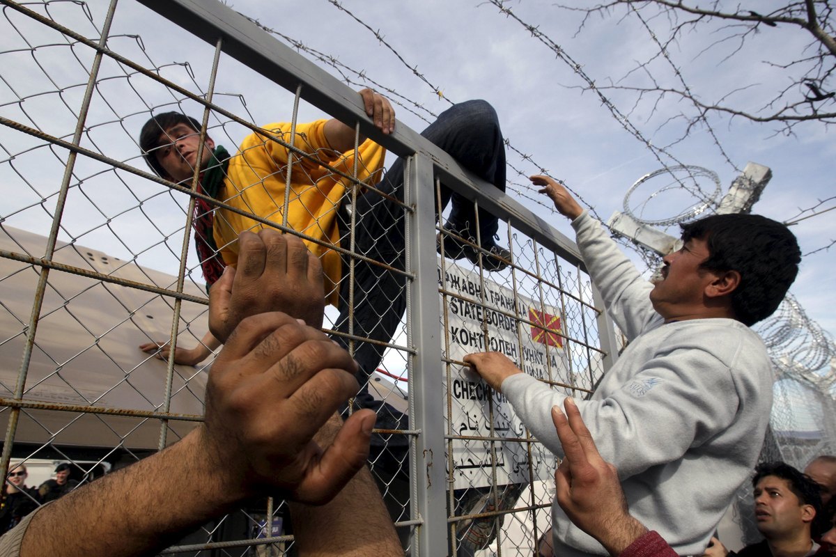 Στο έλεος της Ευρώπης – Εγκλωβισμένοι σε Ειδομένη και Πειραιά χιλιάδες πρόσφυγες – Ένταση στα σύνορα Ελλάδας – ΠΓΔΜ