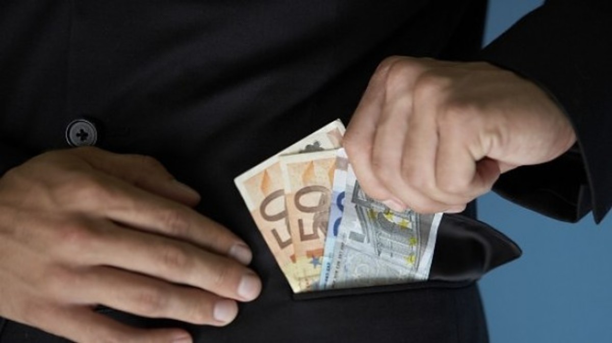 100 εκατ. ευρώ στα δημόσια ταμεία από διαθεσιμότητα και απολύσεις
