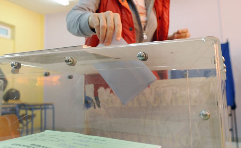 Νέα δημοσκόπηση δίνει οριακό προβάδισμα στον ΣΥΡΙΖΑ – Απόλυτη ισοδυναμία σε ενδεχόμενες βουλευτικές εκλογές